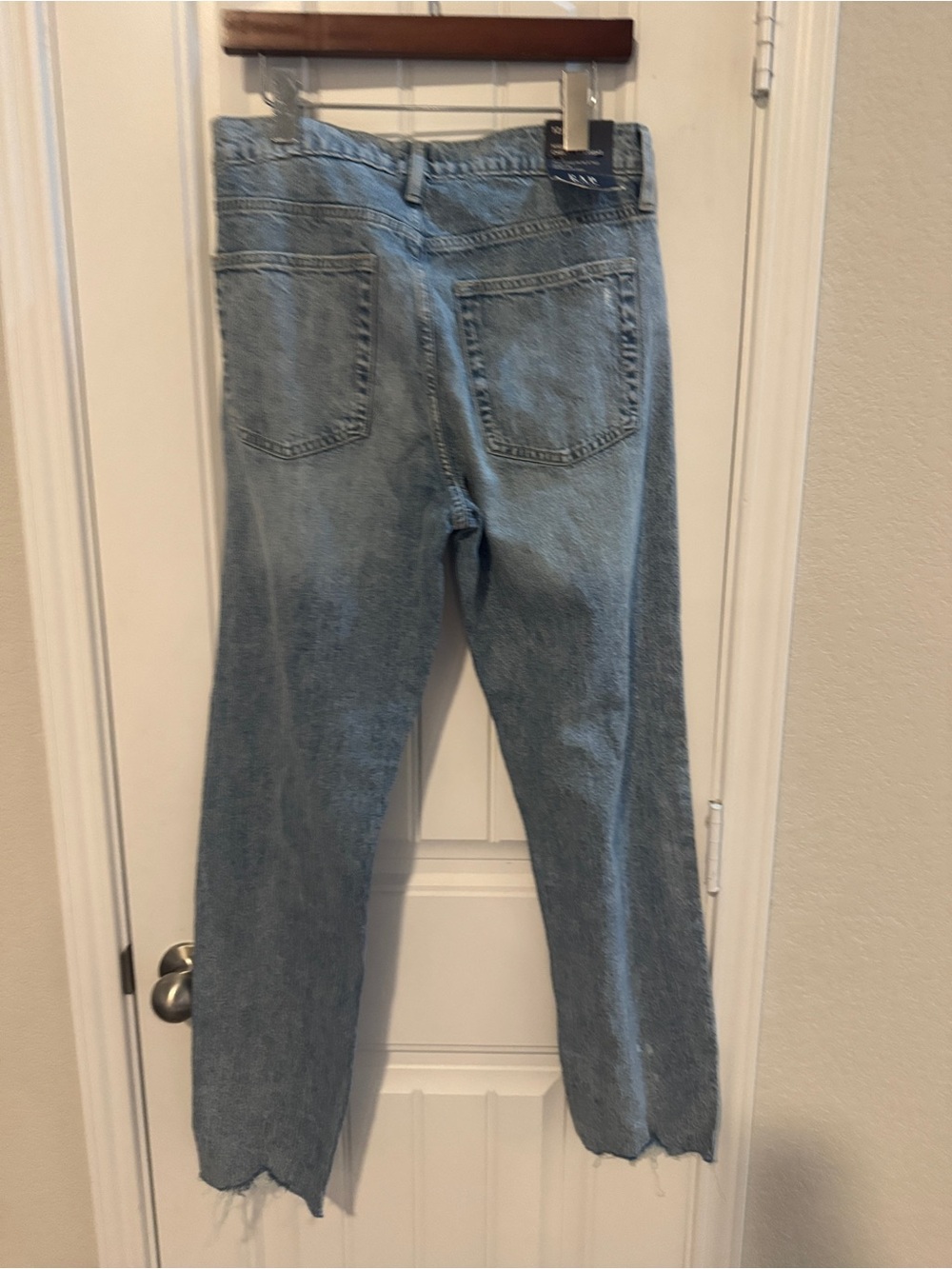 GAP High-Rise  cheeky straight jeans Distressed Jeans - Light Wash - Picture 2 of 5